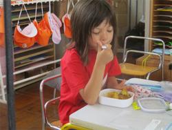 カレーを食べる様子
