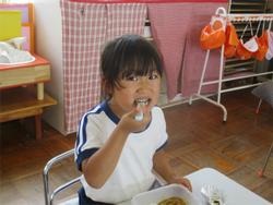 カレーを食べるよ様子