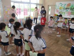 手紙を届ける子どもたち