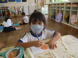 ハガキを書く子ども