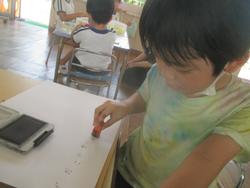 ハガキを書く子ども