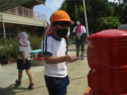 ハガキを投函する子ども