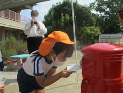 ハガキを投函する子ども