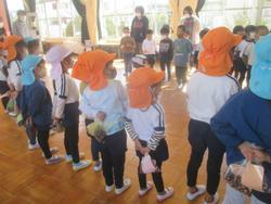 どんぐりを渡す子ども