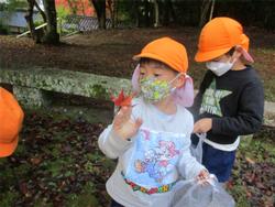 葉っぱをもつ子ども