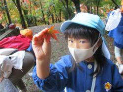 葉っぱをもつ子ども