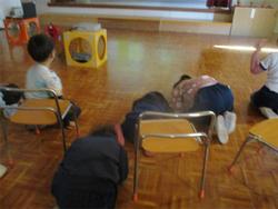 頭を守る子どもたち