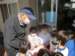 お手紙を渡す子どもたち