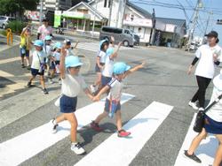 横断歩道を渡る