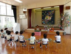 紙芝居を見る子ども