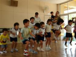 音楽に乗って動く子どもたち