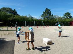 園庭で遊ぶ様子