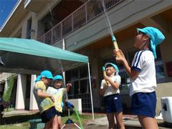 みずでっぽうで遊ぶ子ども