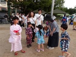 集まっている子どもたち