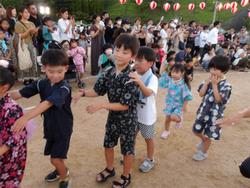 踊る子どもたち