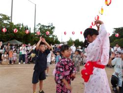 盆踊りをする子どもたち