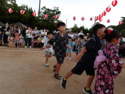 盆踊りをする子どもたち