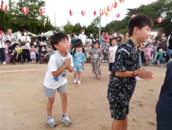 盆踊りをする子どもたち