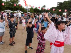 盆踊りをする子どもたち