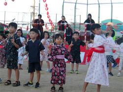 踊る子どもたち