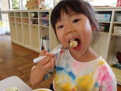 お団子を食べる子ども