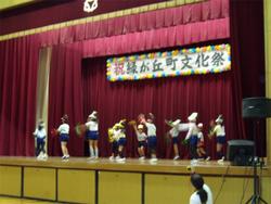 ダンスを踊る子どもたち