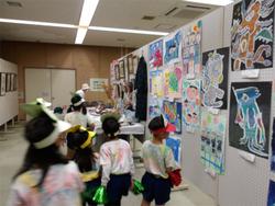 展示作品を見る子どもたち