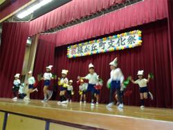 ダンスを踊る子どもたち