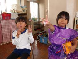 お菓子を食べる子ども