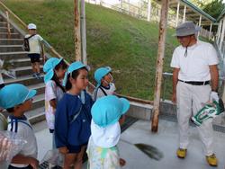 小学校を探検中