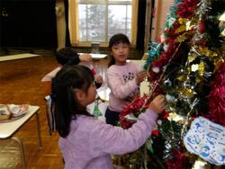 クリスマスツリーの飾りつけ