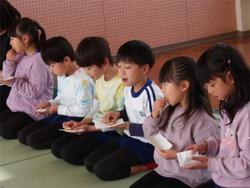 お菓子をいただく様子