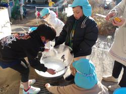 大きい氷をもつ子どもたち