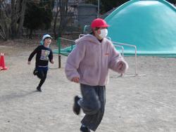 氷鬼追いかける子ども