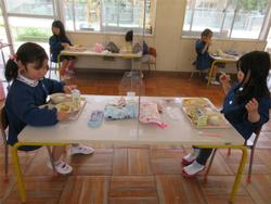 飛沫防止パネルで守られています