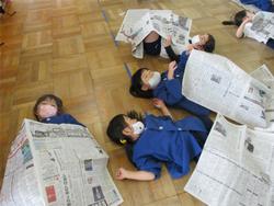 新聞紙のおふとん
