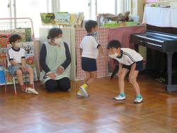ツバメのお父さんとお母さんになって遊んでいます