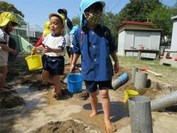 砂場での水遊び