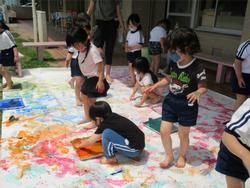 みんなで絵の具遊び