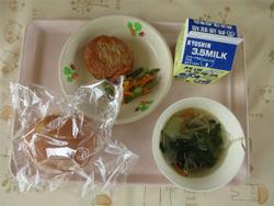 ハンバーグの給食です