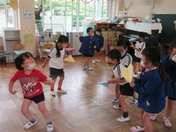 紙飛行機で遊んでいます