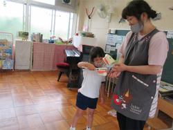 歯の模型を見て磨き方を学んでいます