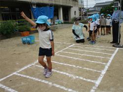 手を挙げて