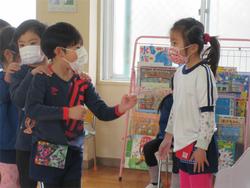 子どもペンギンを助けたんだよ