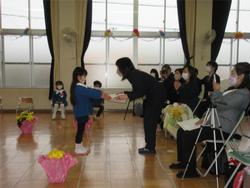 証書をお母さんに渡します