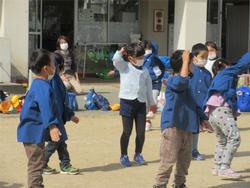 園庭でダンス