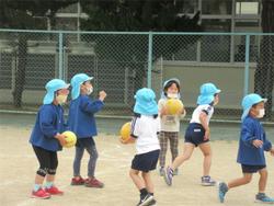 ボール遊び