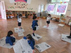 新聞紙で遊びます