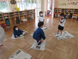新聞紙遊び