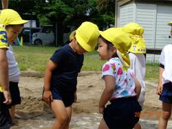 幼稚園の砂場で